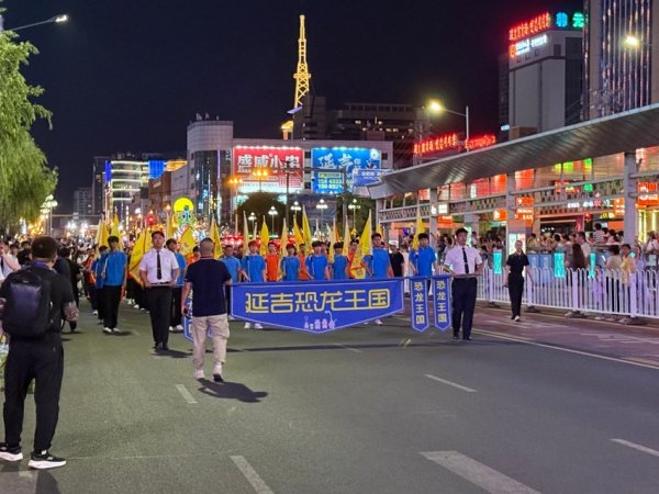 配资知识网 延吉花车巡游璀璨启幕 夏夜经济再添活力
